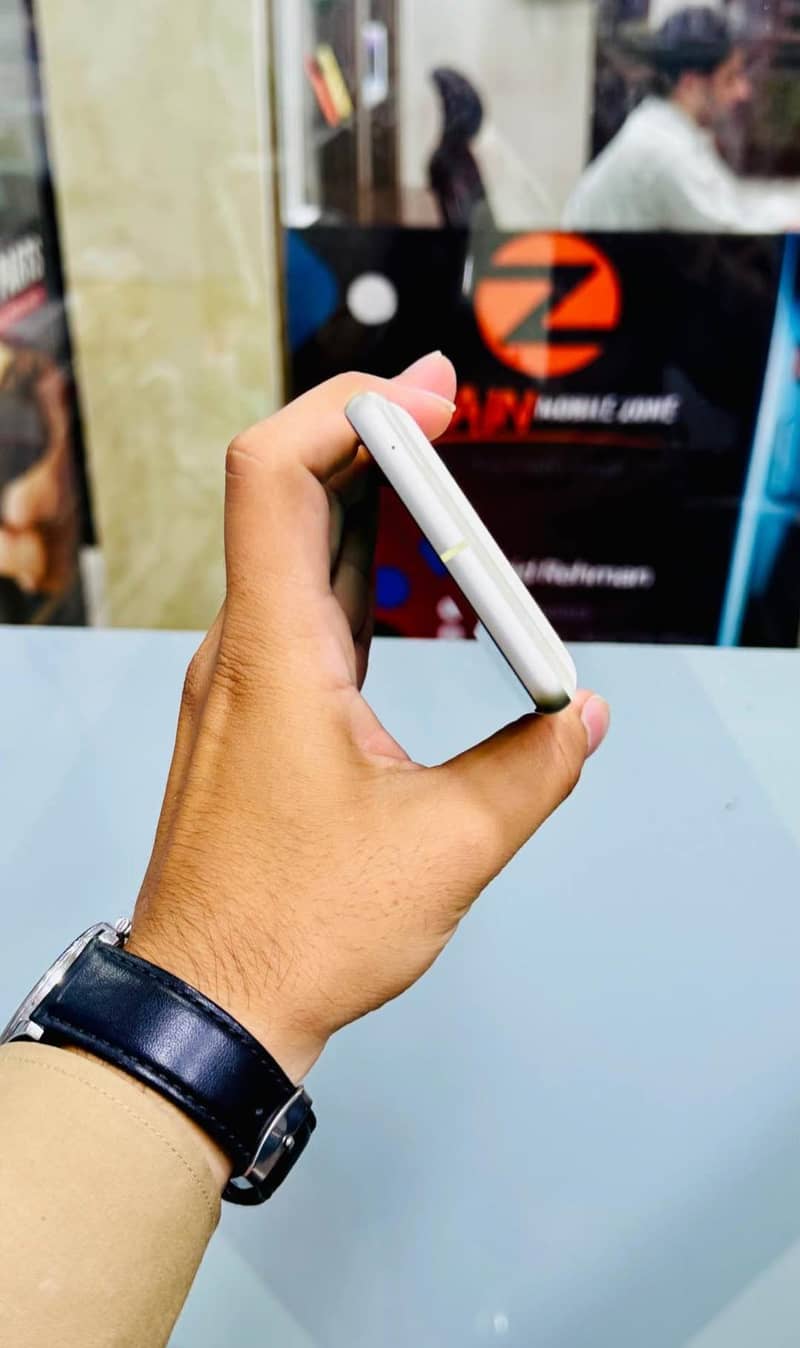 Google Pixel 7 4