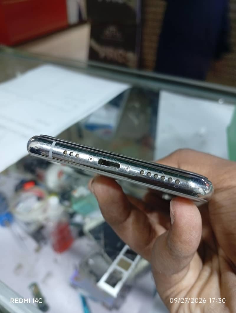 Apple iPhone XS 4