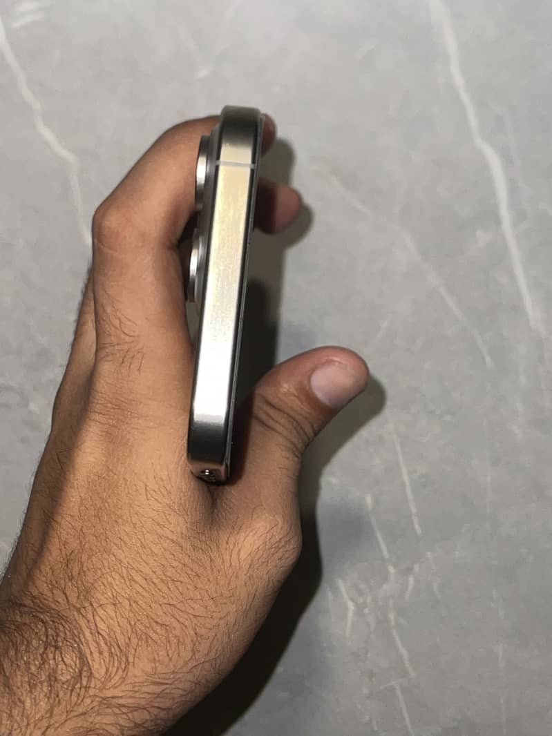 Apple iPhone 15 Pro Max 4