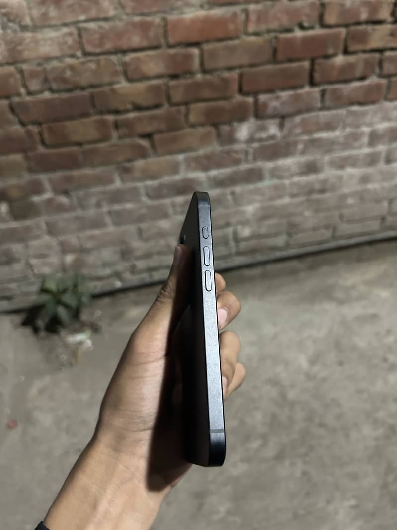 Apple iphone 16e 3