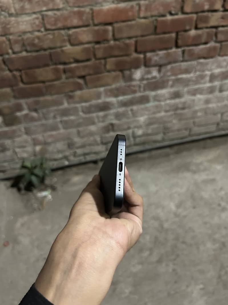 Apple iphone 16e 4