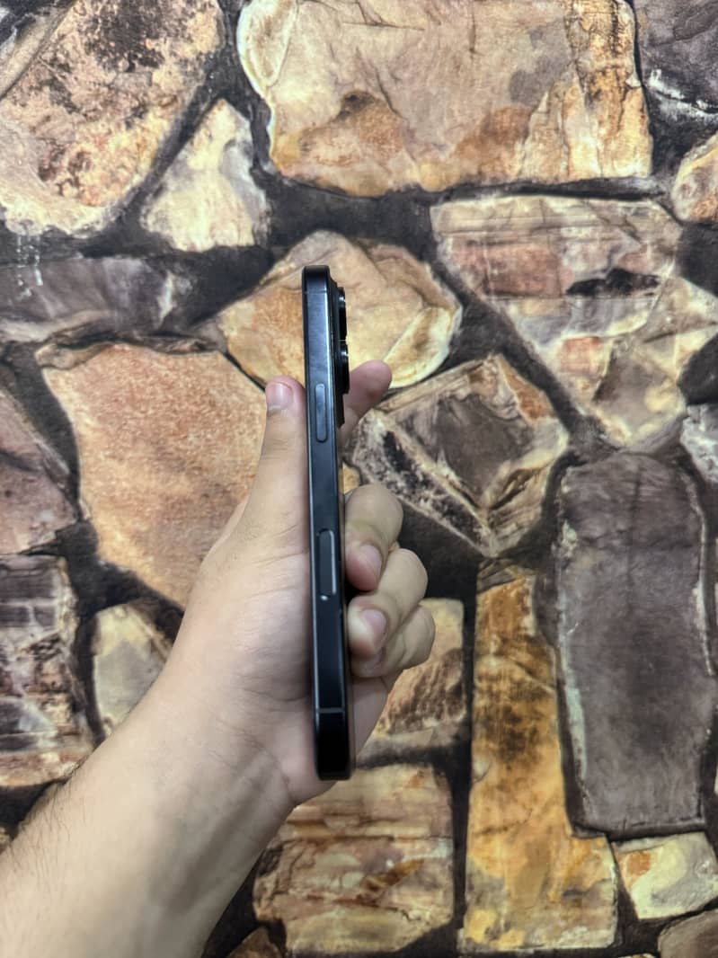 Apple iPhone 16 Pro 1