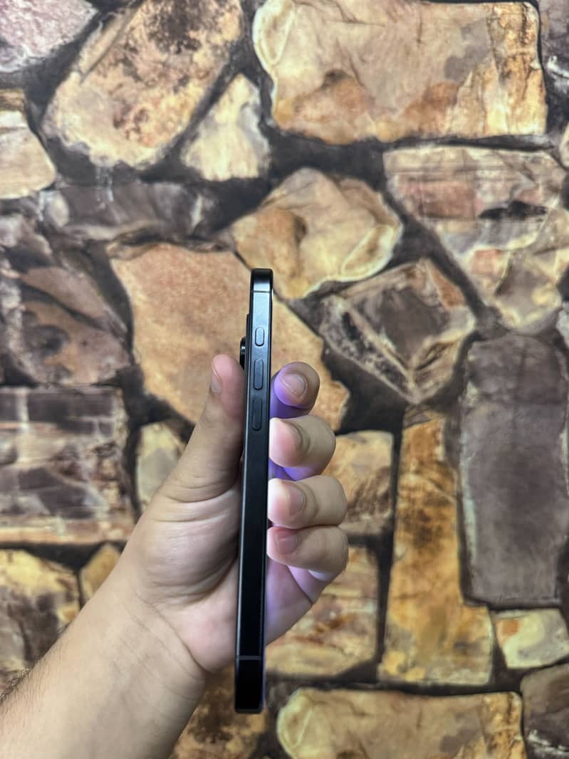 Apple iPhone 16 Pro 4