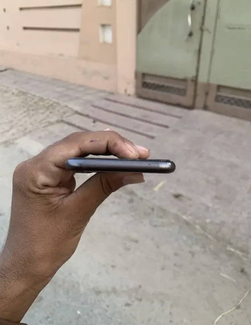 Apple iPhone 11 3