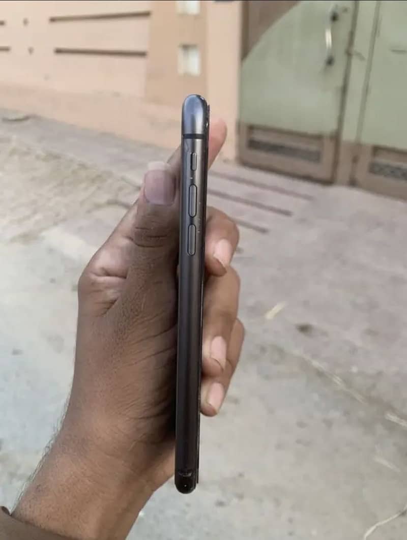 Apple iPhone 11 4