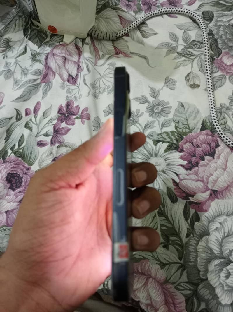 Apple iPhone 13 2