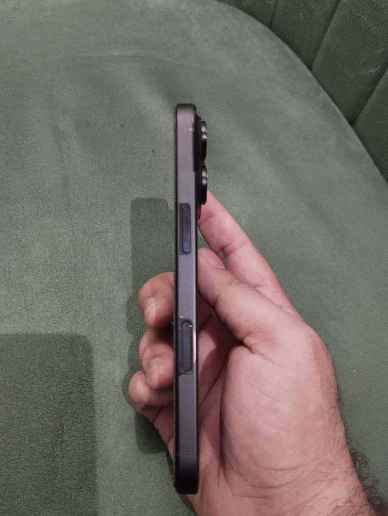 Apple iPhone 16 Pro 2