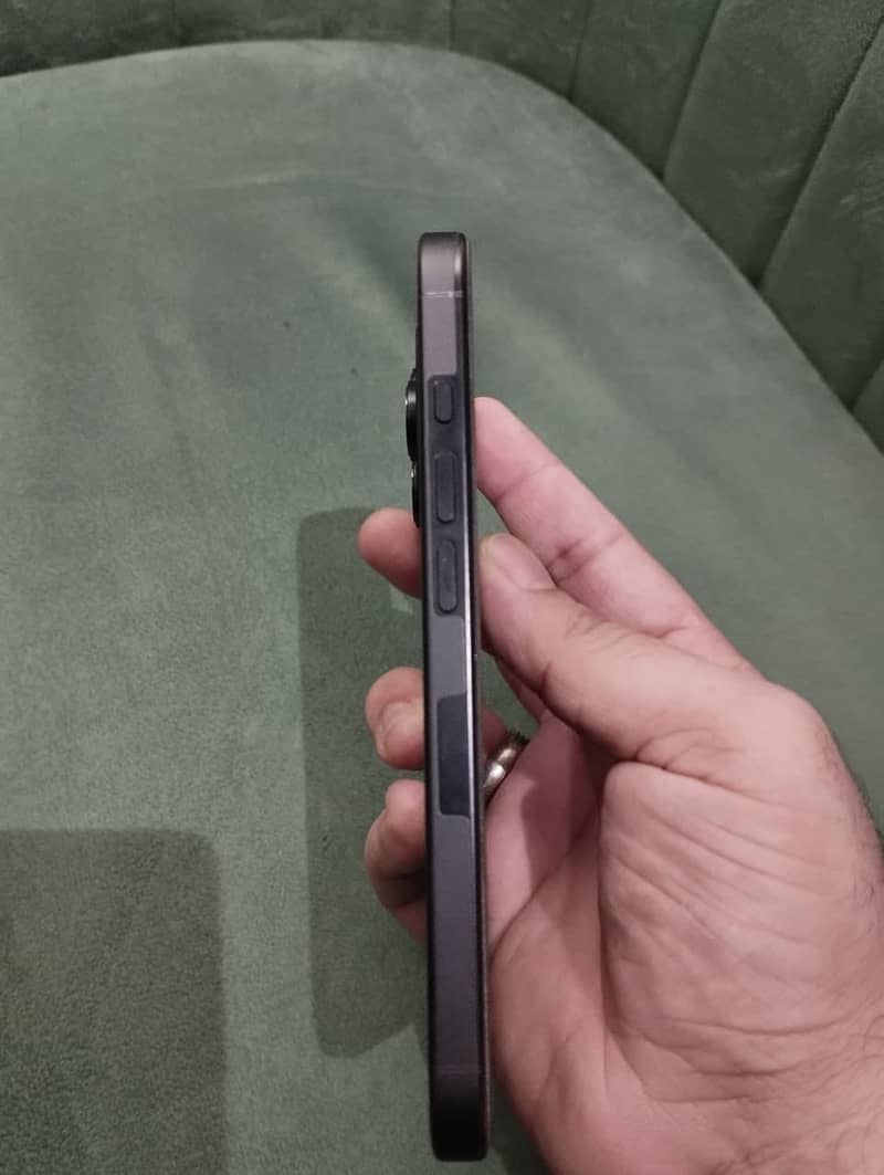 Apple iPhone 16 Pro 3