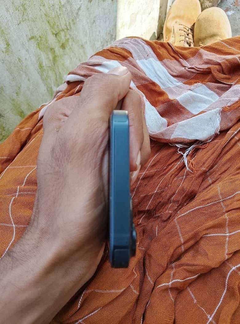 Apple iPhone 13 2