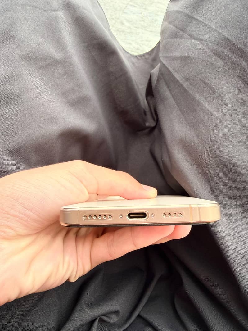 Apple iPhone 16 Pro Max 3