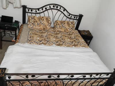 Bed + Matress and Gahr ka baqi kuc saman for sale (Read description)
