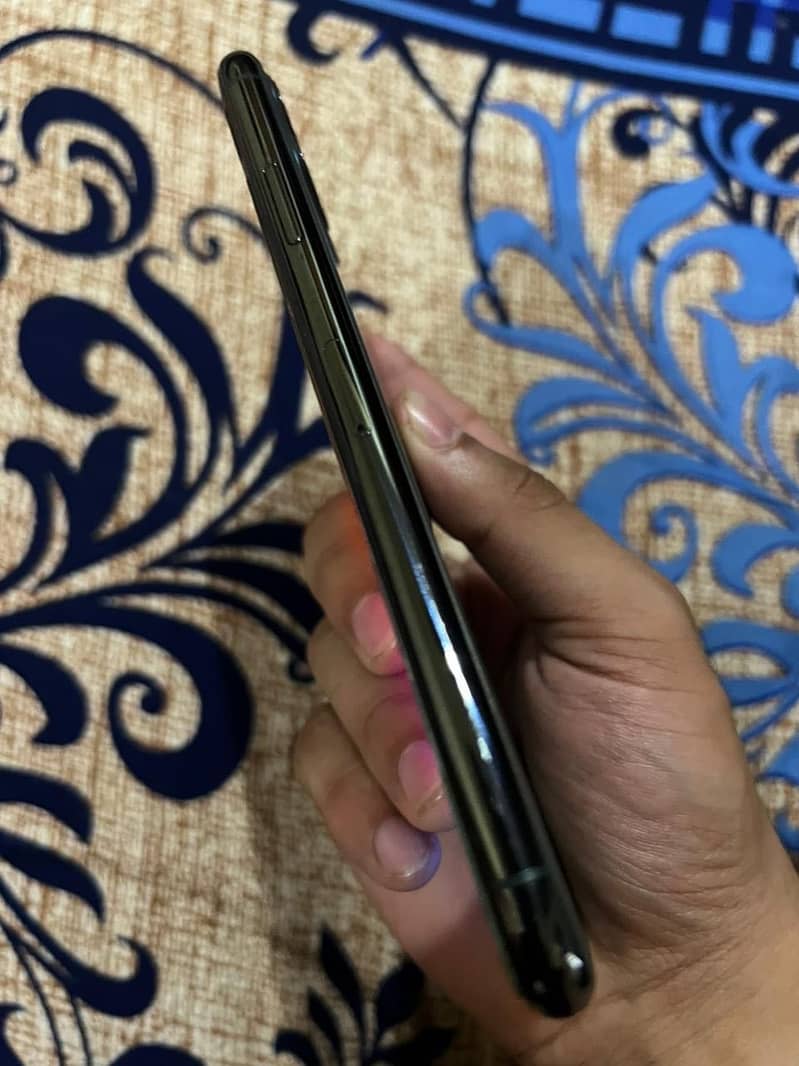 Apple iPhone 11 Pro 4