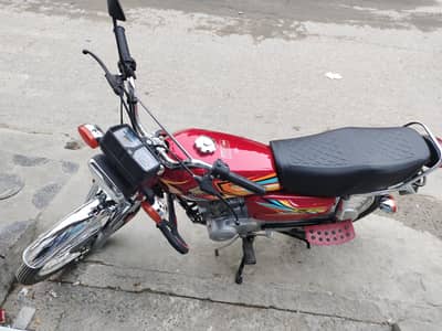 Honda 125 Red color