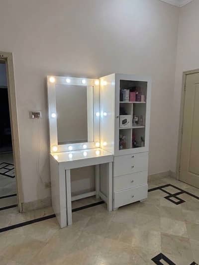 Makeup vanity and organiser