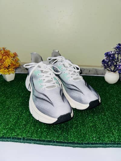 SPORTS SHOES