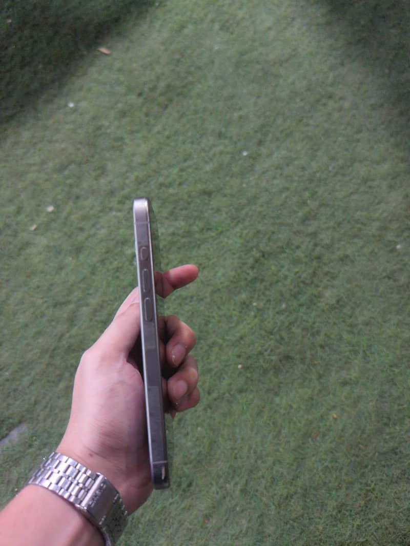 Apple iPhone 15 Pro 4