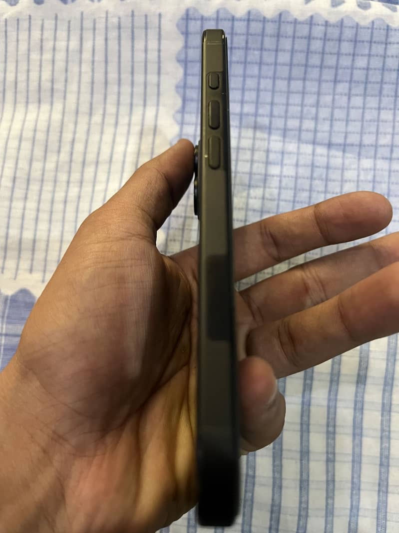 Apple iPhone 16 4