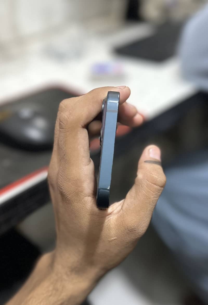 Apple iPhone 13 5