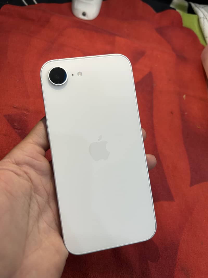 Apple iPhone 16e 0
