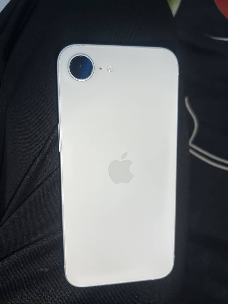 Apple iPhone 16e 1