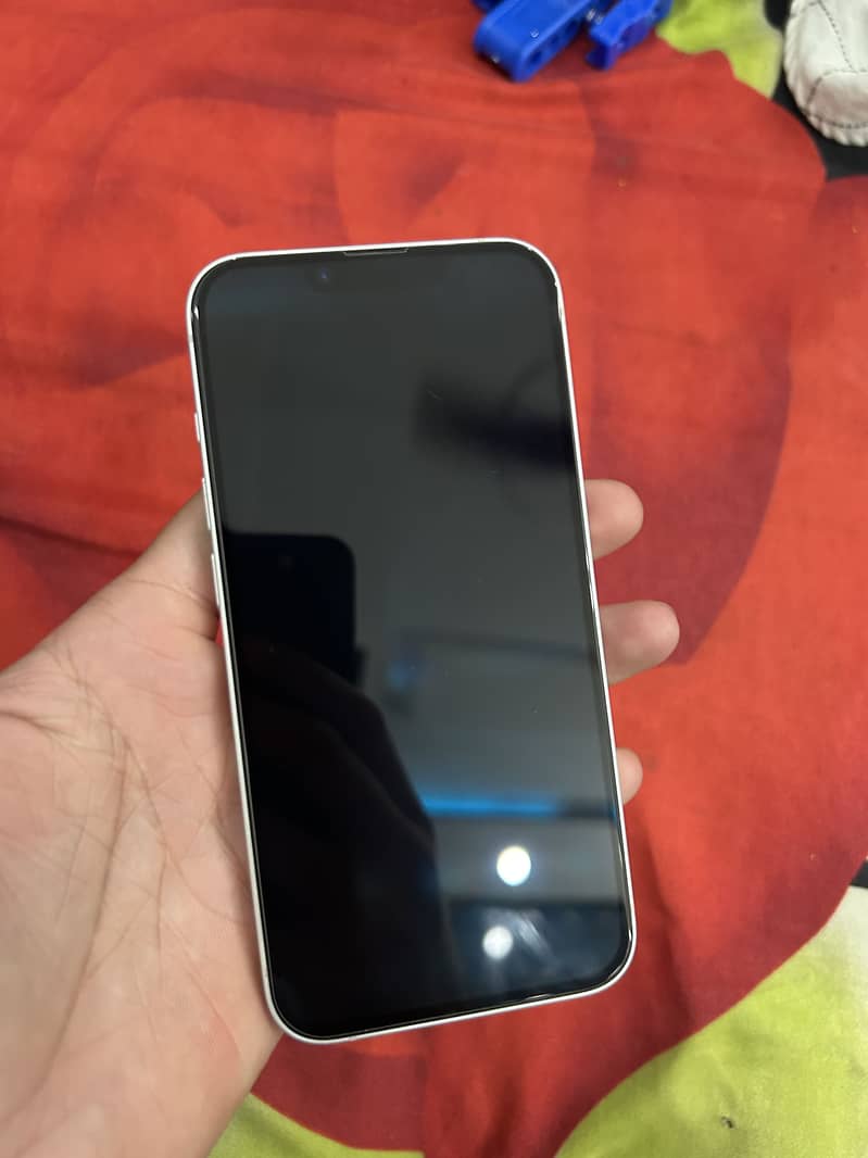Apple iPhone 16e 3