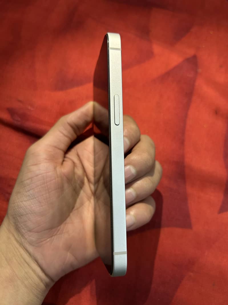 Apple iPhone 16e 4