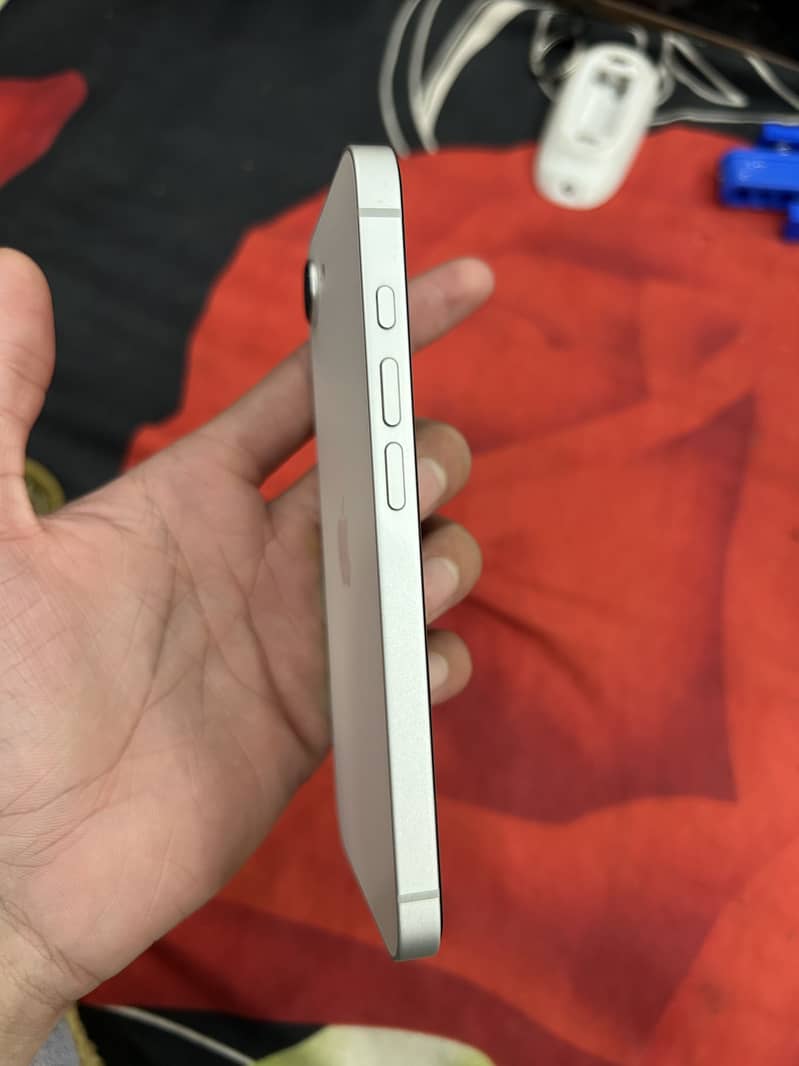 Apple iPhone 16e 5