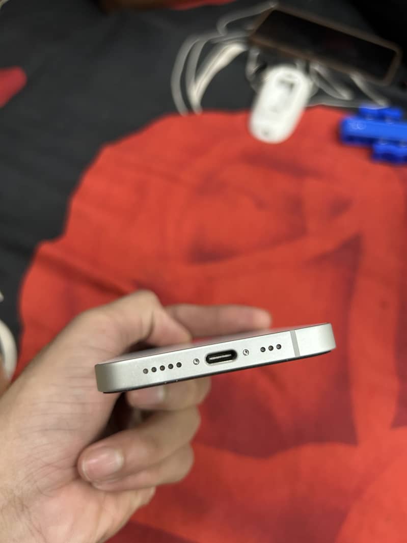 Apple iPhone 16e 6