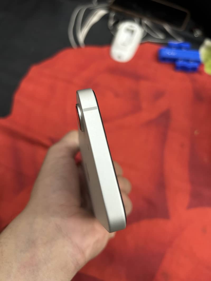 Apple iPhone 16e 7