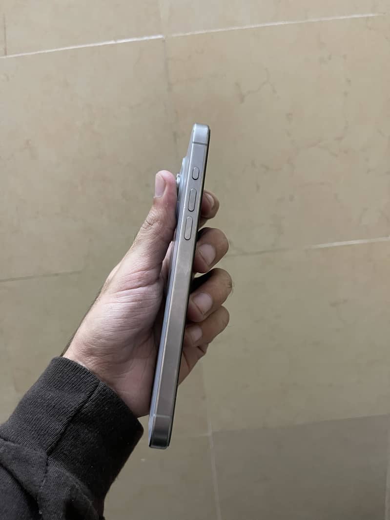 Apple iPhone 15 Pro Max 4
