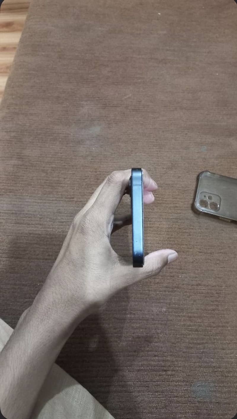Apple iPhone 12 4