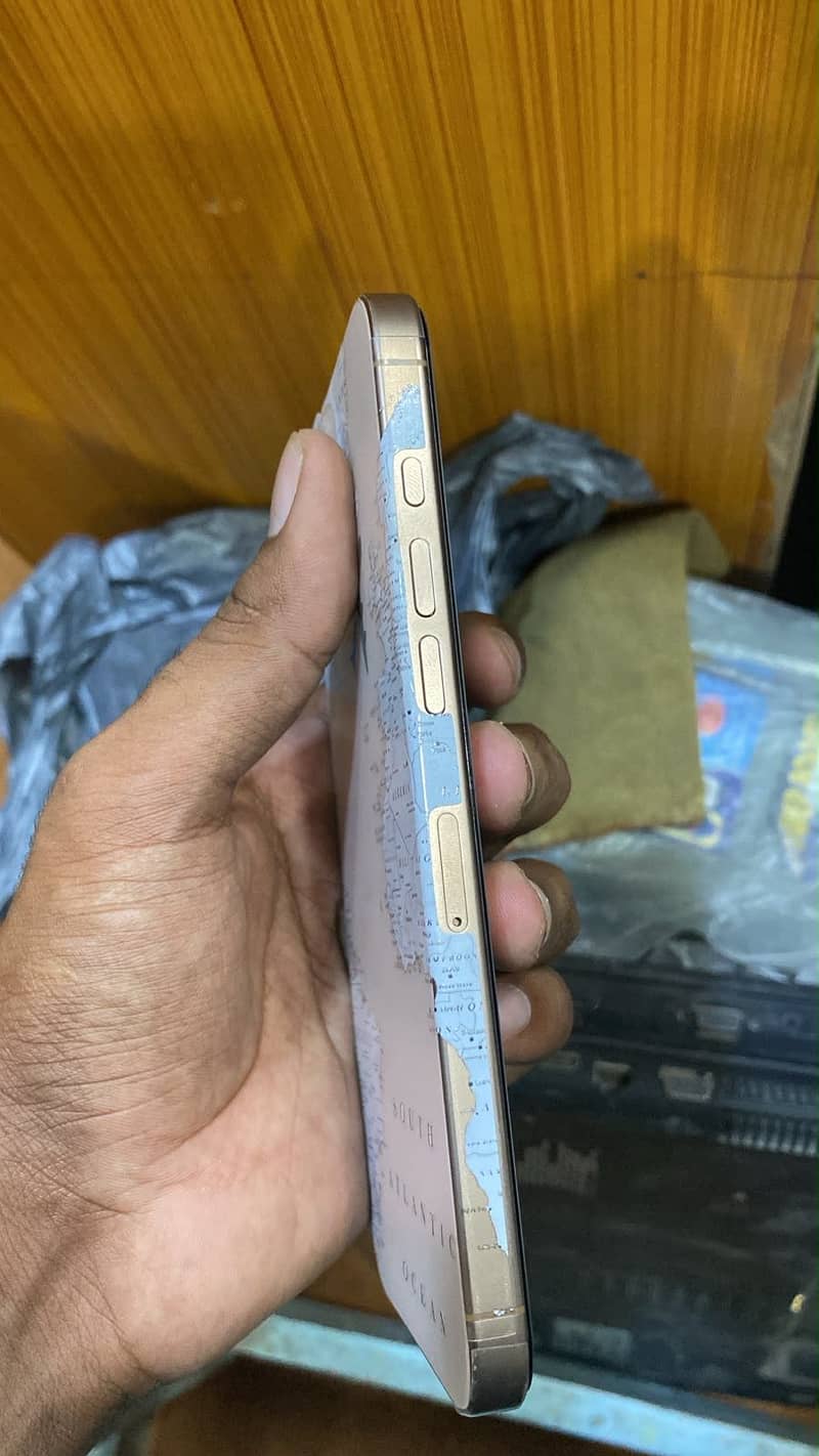 Apple iPhone 16 Pro Max 4