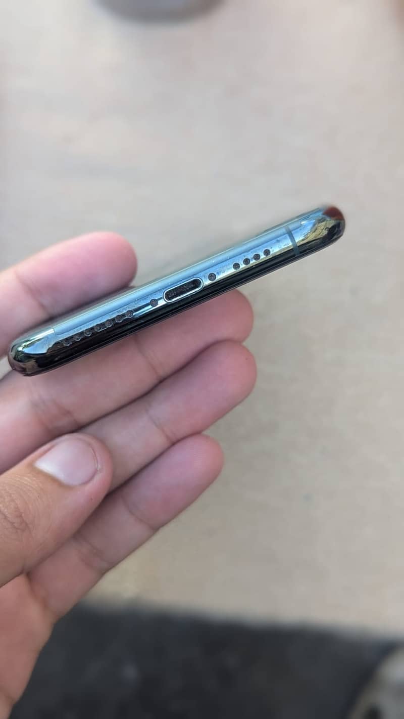 Apple iPhone 11 Pro Max 4