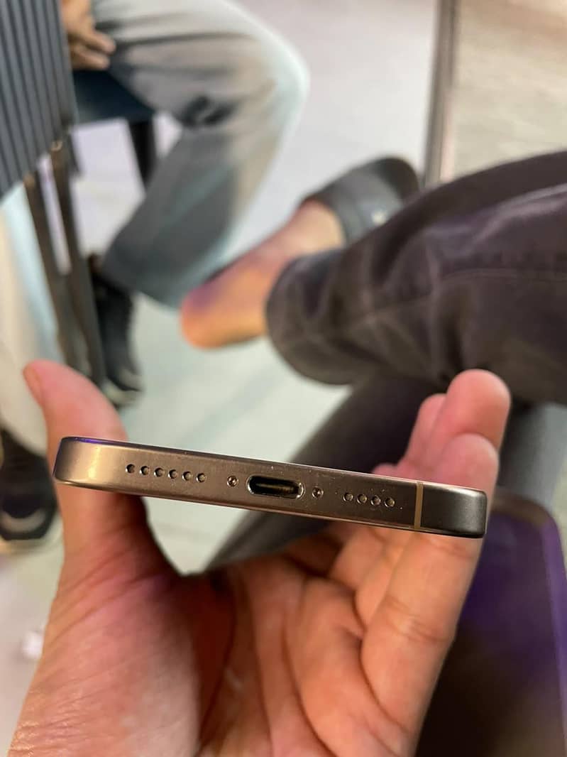 Apple iPhone 16 Pro Max 2