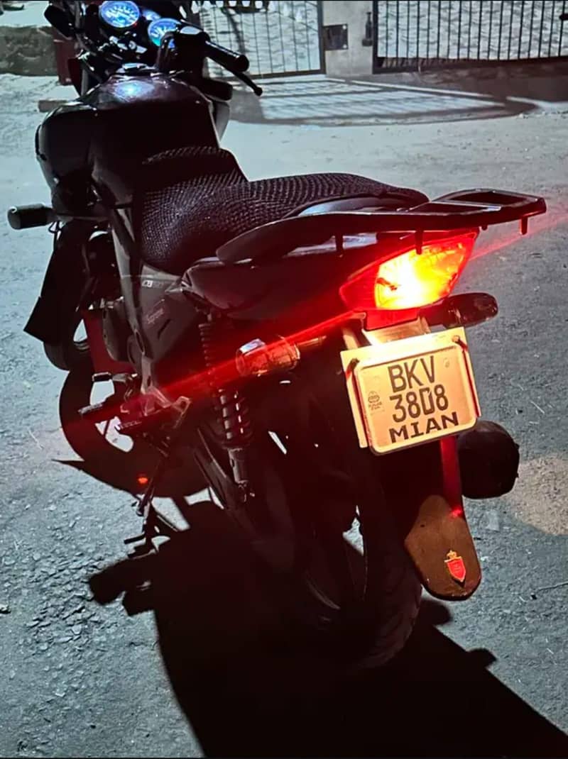 Honda CB 150F 4