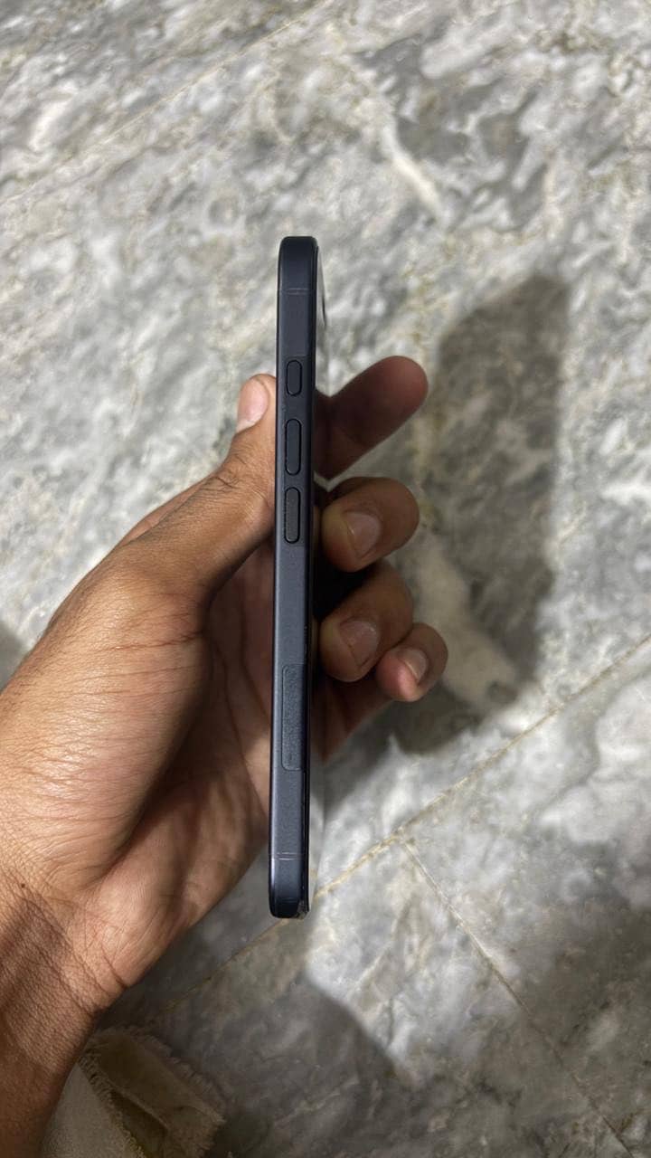 Apple iPhone 16 3