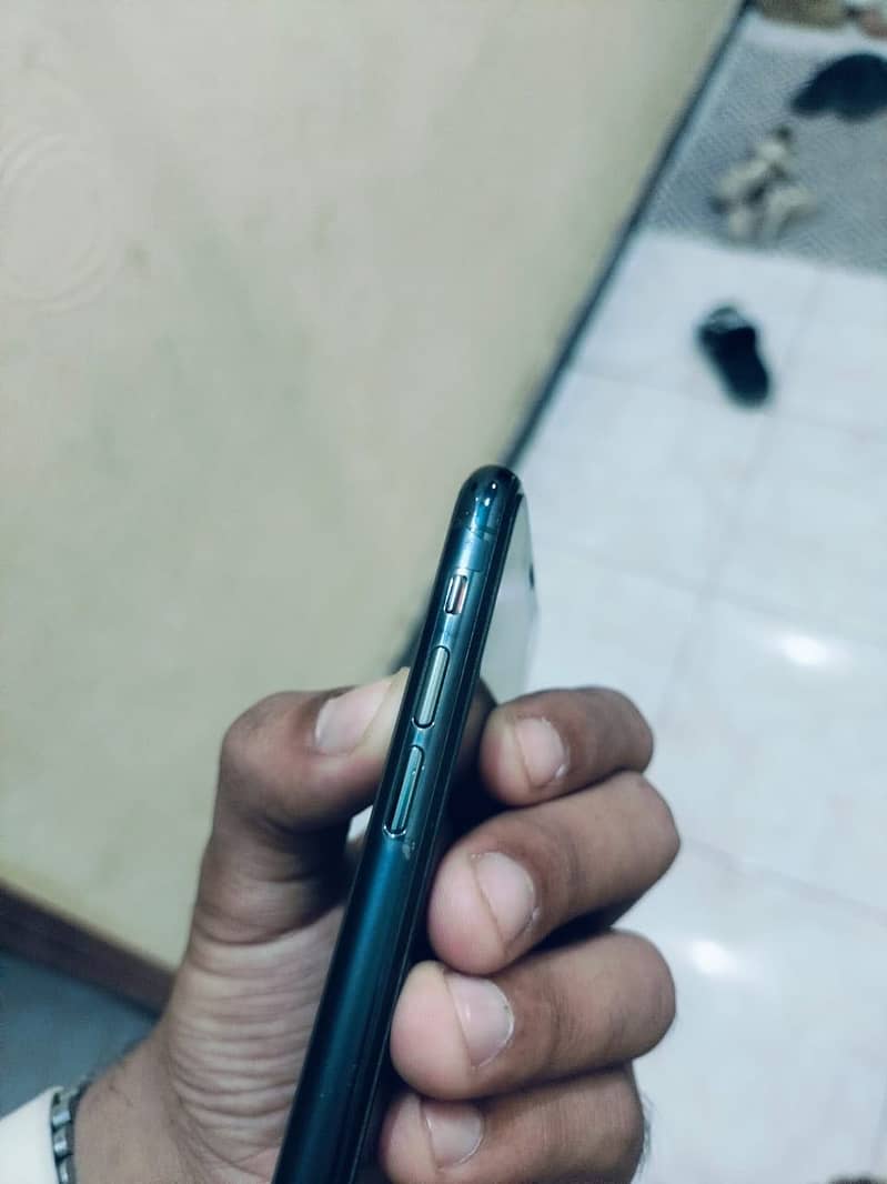 Apple iPhone 11 Pro 4