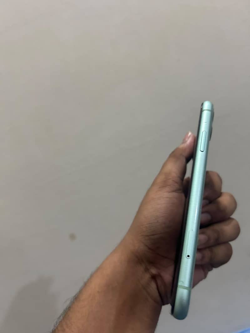 Apple iPhone 11 4