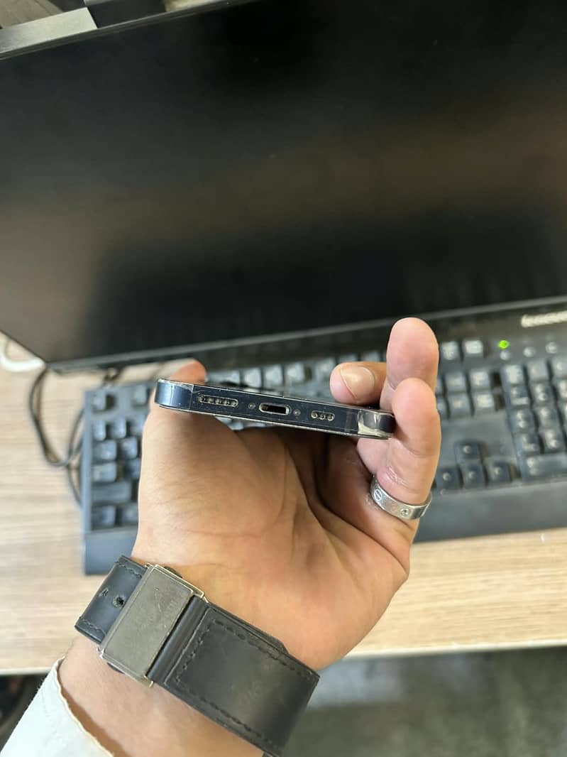 Apple iPhone 12 4
