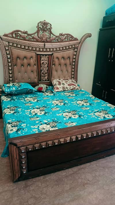bed with drasing and side tebls
