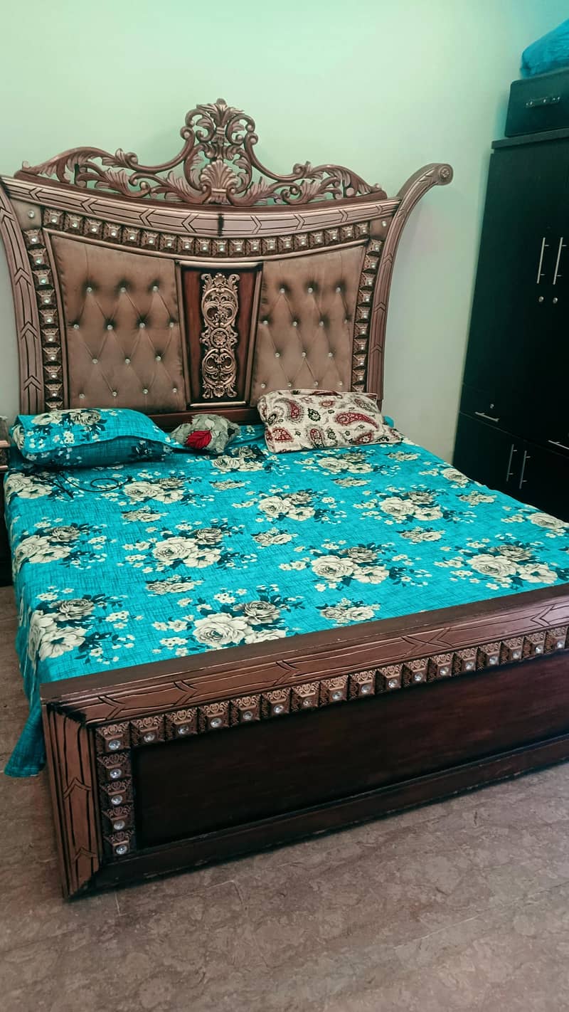 bed with drasing and side tebls 0
