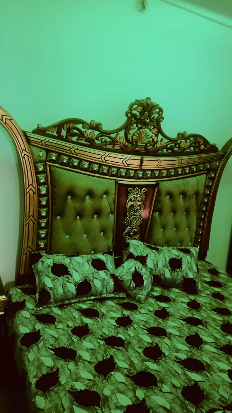 bed with drasing and side tebls 1