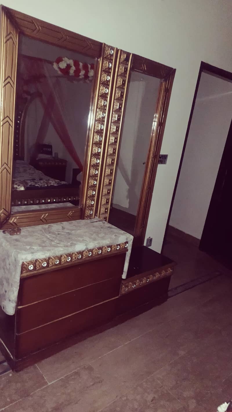 bed with drasing and side tebls 2