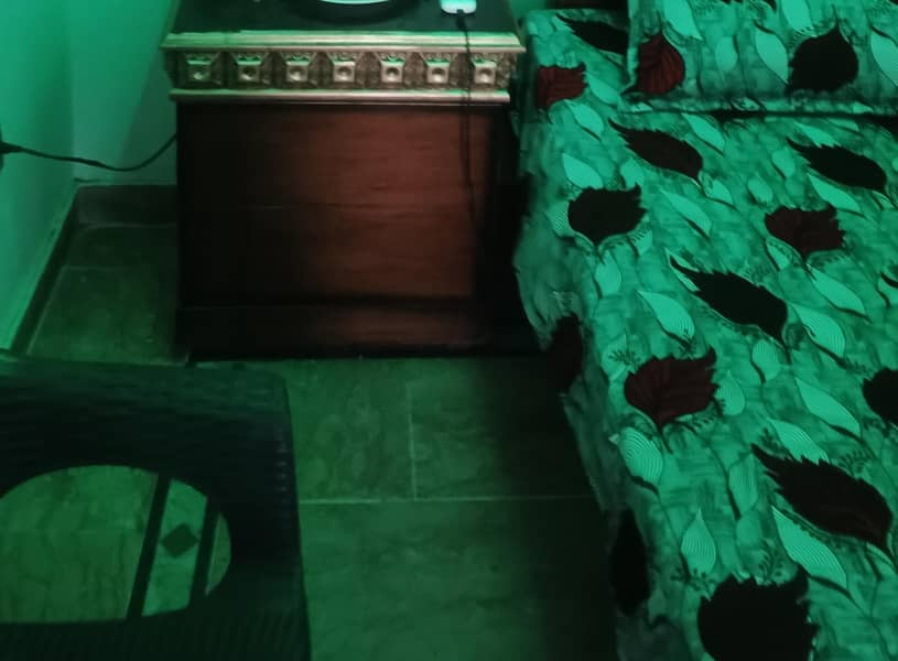 bed with drasing and side tebls 3