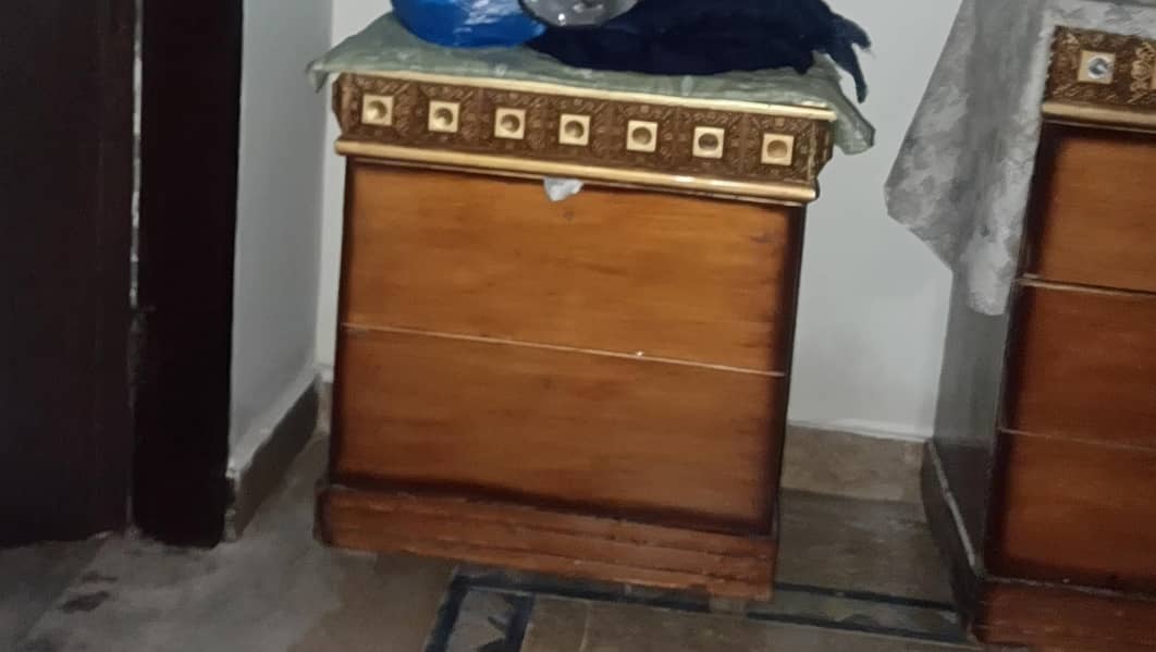 bed with drasing and side tebls 4