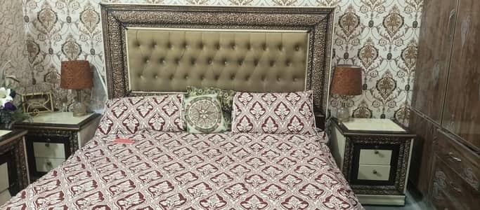Bed Set  Buht Achi Condition He