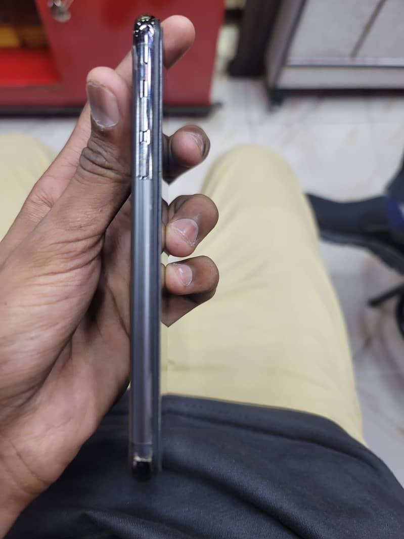 Apple iPhone X 4