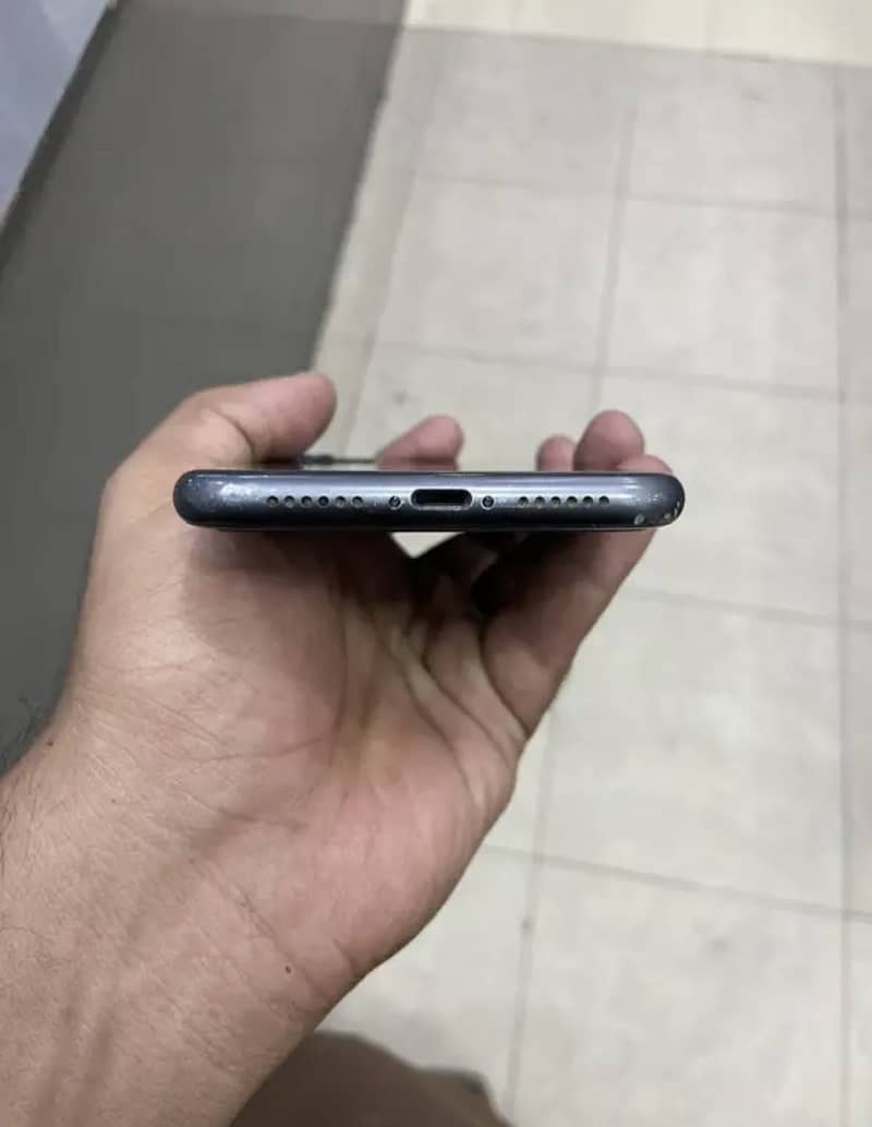 Apple iPhone 11 3