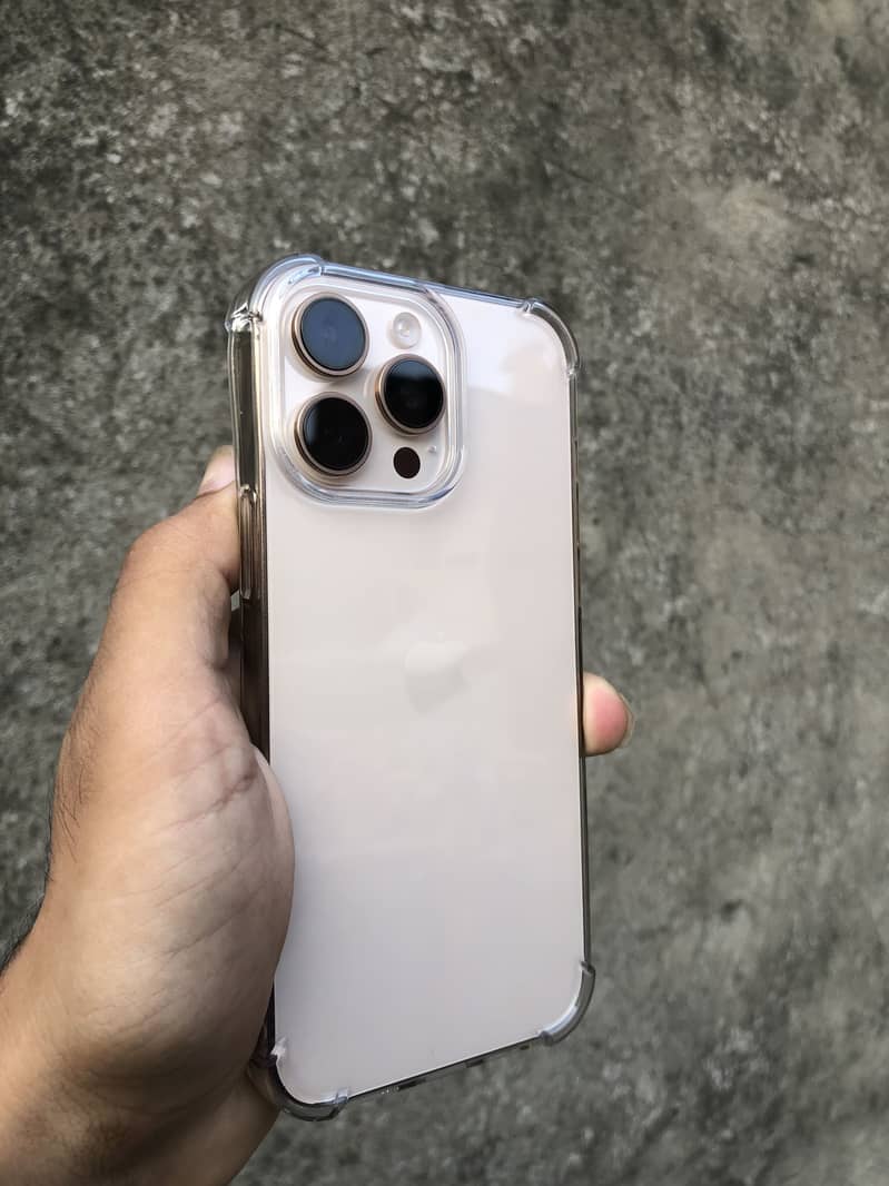 Apple iPhone 16 Pro Max 9