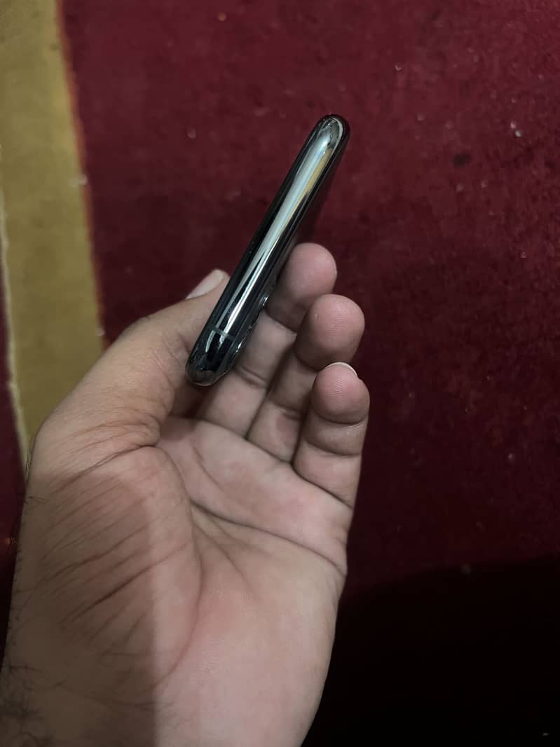 Apple iPhone 11 Pro 4